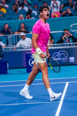 MIAMI GARDENS, FLORIDA - 29 Mart 2023: Carlos Alcaraz ABD 'li Taylor Fritz ile oynadığı çeyrek final maçında Miami' deki Hard Rock Stadyumu, Florida, ABD 'deki Hard Rock Stadyumu' nda maç yaptı.