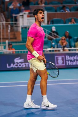 MIAMI GARDENS, FLORIDA - 29 Mart 2023: Carlos Alcaraz ABD 'li Taylor Fritz ile oynadığı çeyrek final maçında Miami' deki Hard Rock Stadyumu, Florida, ABD 'deki Hard Rock Stadyumu' nda maç yaptı.
