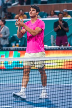MIAMI GARDENS, FLORIDA - 29 Mart 2023: İspanya 'dan Carlos Alcaraz 2023' te Miami Açık 'ta Miami Gardens, Florida, ABD' deki Hard Rock Stadyumu 'nda oynanan çeyrek final maçında ABD' li Taylor Fritz 'e karşı kazandığı zaferi kutladı.