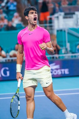 MIAMI GARDENS, FLORIDA - 29 Mart 2023: İspanya 'dan Carlos Alcaraz 2023' te Miami Açık 'ta Miami Gardens, Florida, ABD' deki Hard Rock Stadyumu 'nda oynanan çeyrek final maçında ABD' li Taylor Fritz 'e karşı kazandığı zaferi kutladı.