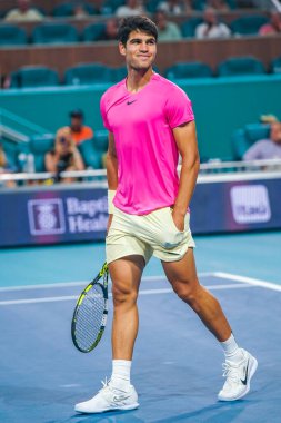 MIAMI GARDENS, FLORIDA - 29 Mart 2023: İspanya 'dan Carlos Alcaraz 2023' te Miami Açık 'ta Miami Gardens, Florida, ABD' deki Hard Rock Stadyumu 'nda oynanan çeyrek final maçında ABD' li Taylor Fritz 'e karşı kazandığı zaferi kutladı.