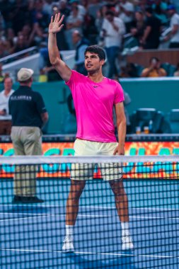 MIAMI GARDENS, FLORIDA - 29 Mart 2023: İspanya 'dan Carlos Alcaraz 2023' te Miami Açık 'ta Miami Gardens, Florida, ABD' deki Hard Rock Stadyumu 'nda oynanan çeyrek final maçında ABD' li Taylor Fritz 'e karşı kazandığı zaferi kutladı.