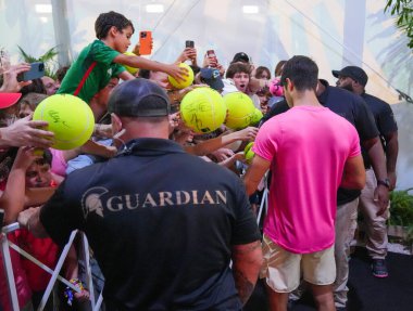 MIAMI GARDENS, FLORIDA - 29 Mart 2023: İspanya 'dan Carlos Alcaraz, 2023 Miami Açık' ta Miami Gardens, Florida, ABD 'deki Hard Rock Stadyumu' nda ABD 'li Taylor Fritz ile oynadığı çeyrek final maçından sonra imza dağıttı.