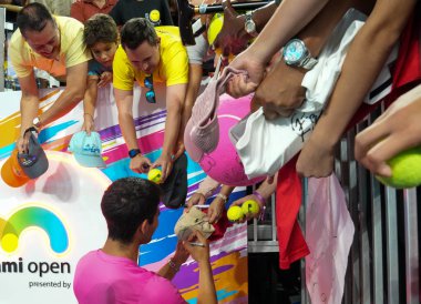 MIAMI GARDENS, FLORIDA - 29 Mart 2023: İspanya 'dan Carlos Alcaraz, 2023 Miami Açık' ta Miami Gardens, Florida, ABD 'deki Hard Rock Stadyumu' nda ABD 'li Taylor Fritz ile oynadığı çeyrek final maçından sonra imza dağıttı.