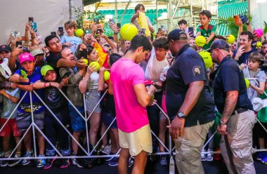 MIAMI GARDENS, FLORIDA - 29 Mart 2023: İspanya 'dan Carlos Alcaraz, 2023 Miami Açık' ta Miami Gardens, Florida, ABD 'deki Hard Rock Stadyumu' nda ABD 'li Taylor Fritz ile oynadığı çeyrek final maçından sonra imza dağıttı.