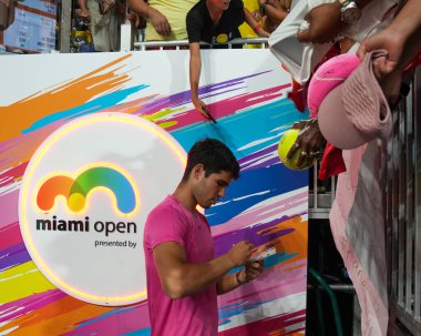 MIAMI GARDENS, FLORIDA - 29 Mart 2023: İspanya 'dan Carlos Alcaraz, 2023 Miami Açık' ta Miami Gardens, Florida, ABD 'deki Hard Rock Stadyumu' nda ABD 'li Taylor Fritz ile oynadığı çeyrek final maçından sonra imza dağıttı.