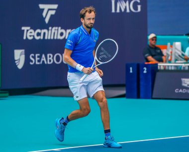 MIAMI GARDENS, FLORIDA - 30 Mart 2023: Rusya 'dan Daniil Medvedev ABD' den Christopher Eubanks ile oynadığı çeyrek final maçında Miami 'deki Hard Rock Stadyumu, Florida, ABD' deki Hard Rock Stadyumu 'nda maç yaptı.