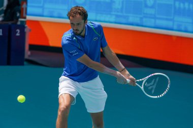 MIAMI GARDENS, FLORIDA - 30 Mart 2023: Rusya 'dan Daniil Medvedev ABD' den Christopher Eubanks ile oynadığı çeyrek final maçında Miami 'deki Hard Rock Stadyumu, Florida, ABD' deki Hard Rock Stadyumu 'nda maç yaptı.