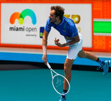 MIAMI GARDENS, FLORIDA - 30 Mart 2023: Rusya 'dan Daniil Medvedev ABD' den Christopher Eubanks ile oynadığı çeyrek final maçında Miami 'deki Hard Rock Stadyumu, Florida, ABD' deki Hard Rock Stadyumu 'nda maç yaptı.
