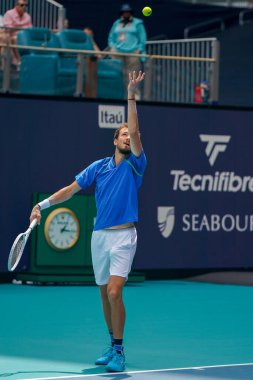MIAMI GARDENS, FLORIDA - 30 Mart 2023: Rusya 'dan Daniil Medvedev ABD' den Christopher Eubanks ile oynadığı çeyrek final maçında Miami 'deki Hard Rock Stadyumu, Florida, ABD' deki Hard Rock Stadyumu 'nda maç yaptı.