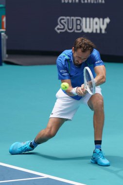 MIAMI GARDENS, FLORIDA - 30 Mart 2023: Rusya 'dan Daniil Medvedev ABD' den Christopher Eubanks ile oynadığı çeyrek final maçında Miami 'deki Hard Rock Stadyumu, Florida, ABD' deki Hard Rock Stadyumu 'nda maç yaptı.