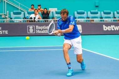 MIAMI GARDENS, FLORIDA - 30 Mart 2023: Rusya 'dan Daniil Medvedev ABD' den Christopher Eubanks ile oynadığı çeyrek final maçında Miami 'deki Hard Rock Stadyumu, Florida, ABD' deki Hard Rock Stadyumu 'nda maç yaptı.