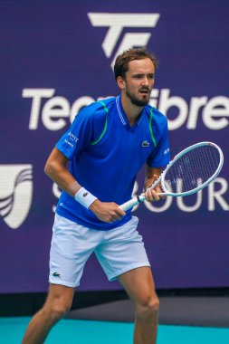 MIAMI GARDENS, FLORIDA - 30 Mart 2023: Rusya 'dan Daniil Medvedev ABD' den Christopher Eubanks ile oynadığı çeyrek final maçında Miami 'deki Hard Rock Stadyumu, Florida, ABD' deki Hard Rock Stadyumu 'nda maç yaptı.