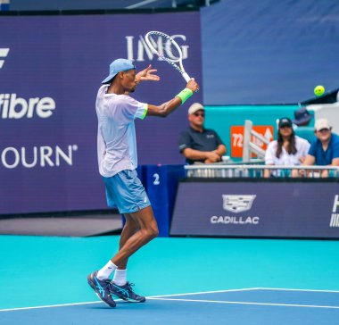 MIAMI GARDENS, FLORIDA - 30 Mart 2023: Christopher Eubanks Rusya 'dan Daniil Medvedev ile oynadığı çeyrek final maçında Miami' deki Hard Rock Stadyumu, Florida, ABD 'deki Hard Rock Stadyumu' nda karşılaştı.