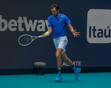 MIAMI GARDENS, FLORIDA - 30 Mart 2023: Rusya 'dan Daniil Medvedev ABD' den Christopher Eubanks ile oynadığı çeyrek final maçında Miami 'deki Hard Rock Stadyumu, Florida, ABD' deki Hard Rock Stadyumu 'nda maç yaptı.