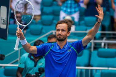 MIAMI GARDENS, FLORIDA - 30 Mart 2023: Rusya 'dan Daniil Medvedev ABD' den Christopher Eubanks 'e karşı 2023 Miami Açık' ta Miami Gardens, Florida, ABD 'deki Hard Rock Stadyumu' nda oynanan çeyrek final maçında zaferini kutladı.