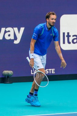 MIAMI GARDENS, FLORIDA - 30 Mart 2023: Rusya 'dan Daniil Medvedev ABD' den Christopher Eubanks 'e karşı 2023 Miami Açık' ta Miami Gardens, Florida, ABD 'deki Hard Rock Stadyumu' nda oynanan çeyrek final maçında zaferini kutladı.