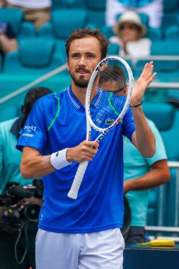 MIAMI GARDENS, FLORIDA - 30 Mart 2023: Rusya 'dan Daniil Medvedev ABD' den Christopher Eubanks 'e karşı 2023 Miami Açık' ta Miami Gardens, Florida, ABD 'deki Hard Rock Stadyumu' nda oynanan çeyrek final maçında zaferini kutladı.