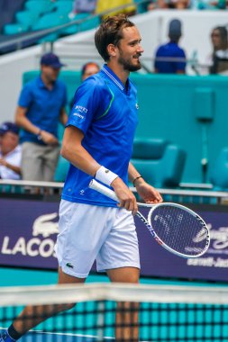 MIAMI GARDENS, FLORIDA - 30 Mart 2023: Rusya 'dan Daniil Medvedev ABD' den Christopher Eubanks 'e karşı 2023 Miami Açık' ta Miami Gardens, Florida, ABD 'deki Hard Rock Stadyumu' nda oynanan çeyrek final maçında zaferini kutladı.