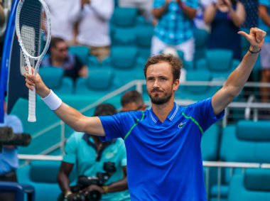 MIAMI GARDENS, FLORIDA - 30 Mart 2023: Rusya 'dan Daniil Medvedev ABD' den Christopher Eubanks 'e karşı 2023 Miami Açık' ta Miami Gardens, Florida, ABD 'deki Hard Rock Stadyumu' nda oynanan çeyrek final maçında zaferini kutladı.