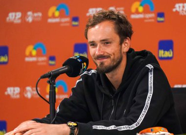 MIAMI GARDENS, FLORIDA - 30 Mart 2023: Rusya 'dan Daniil Medvedev 2023' te ABD 'den Christopher Eubanks ile Miami' deki Hard Rock Stadyumu 'nda oynanan çeyrek final maçında