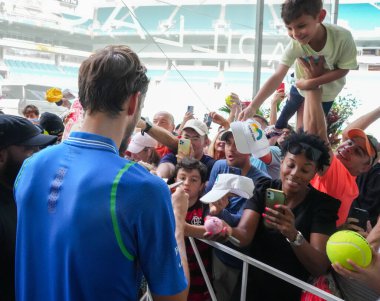 MIAMI GARDENS, FLORIDA - 30 Mart 2023: Rusya 'dan Daniil Medvedev ABD' li Christopher Eubanks ile 2023 Miami Açık 'ta Miami Gardens, Florida, ABD' deki Hard Rock Stadyumu 'nda oynanan çeyrek final maçından sonra imza dağıttı.