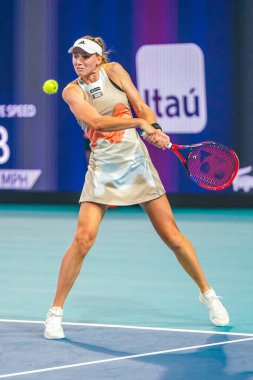 MIAMI GARDENS, FLORIDA - 30 Mart 2023: Kazakistan 'lı Elena Rybakina, ABD' li Jessica Pegula 'ya karşı oynadığı yarı final maçında Miami, Florida, ABD' deki Hard Rock Stadyumu 'nda oynandı.