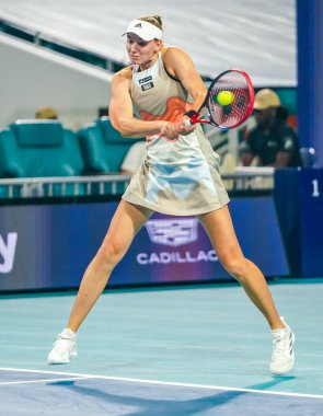 MIAMI GARDENS, FLORIDA - 30 Mart 2023: Kazakistan 'lı Elena Rybakina, ABD' li Jessica Pegula 'ya karşı oynadığı yarı final maçında Miami, Florida, ABD' deki Hard Rock Stadyumu 'nda oynandı.