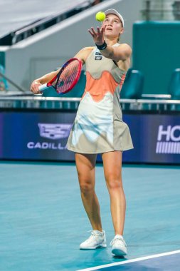 MIAMI GARDENS, FLORIDA - 30 Mart 2023: Kazakistan 'lı Elena Rybakina, ABD' li Jessica Pegula 'ya karşı oynadığı yarı final maçında Miami, Florida, ABD' deki Hard Rock Stadyumu 'nda oynandı.