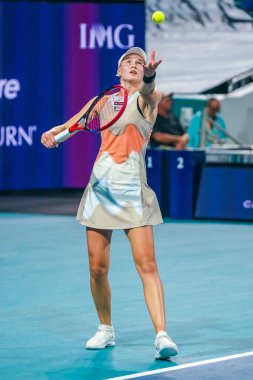 MIAMI GARDENS, FLORIDA - 30 Mart 2023: Kazakistan 'lı Elena Rybakina, ABD' li Jessica Pegula 'ya karşı oynadığı yarı final maçında Miami, Florida, ABD' deki Hard Rock Stadyumu 'nda oynandı.