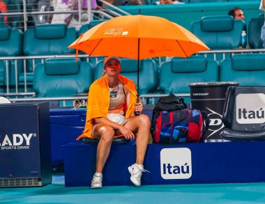 MIAMI GARDENS, FLORIDA - 30 Mart 2023: Kazakistan 'lı Elena Rybakina, ABD' li Jessica Pegula 'ya karşı oynadığı yarı final maçında Miami, Florida, ABD' deki Hard Rock Stadyumu 'nda oynandı.