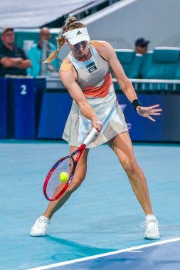 MIAMI GARDENS, FLORIDA - 30 Mart 2023: Kazakistan 'lı Elena Rybakina, ABD' li Jessica Pegula 'ya karşı oynadığı yarı final maçında Miami, Florida, ABD' deki Hard Rock Stadyumu 'nda oynandı.