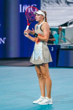 MIAMI GARDENS, FLORIDA - 30 Mart 2023: Kazakistan 'lı Elena Rybakina, ABD' li Jessica Pegula 'ya karşı oynadığı yarı final maçında Miami, Florida, ABD' deki Hard Rock Stadyumu 'nda oynandı.