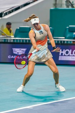MIAMI GARDENS, FLORIDA - 30 Mart 2023: Kazakistan 'lı Elena Rybakina, ABD' li Jessica Pegula 'ya karşı oynadığı yarı final maçında Miami, Florida, ABD' deki Hard Rock Stadyumu 'nda oynandı.