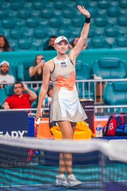 MIAMI GARDENS, FLORIDA - 30 Mart 2023: Kazakistan 'lı Elena Rybakina, 2023 Miami Açık' ta Miami Gardens, Florida, ABD 'deki Hard Rock Stadyumu' nda Jessica Pegula 'ya karşı oynanan yarı final maçında zaferini kutladı.