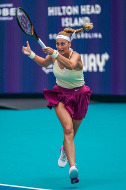 MIAMI GARDENS, FLORIDA - 31 Mart 2023: Çek Cumhuriyeti 'nden Petra Kvitova, Romanya' dan Sorana Cirstea ile oynadığı 2023 Miami Açık 'taki Miami Gardens, Florida, ABD' deki Hard Rock Stadyumu 'nda oynanan yarı final karşılaşmasında