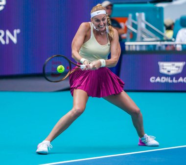 MIAMI GARDENS, FLORIDA - 31 Mart 2023: Çek Cumhuriyeti 'nden Petra Kvitova, Romanya' dan Sorana Cirstea ile oynadığı 2023 Miami Açık 'taki Miami Gardens, Florida, ABD' deki Hard Rock Stadyumu 'nda oynanan yarı final karşılaşmasında