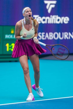 MIAMI GARDENS, FLORIDA - 31 Mart 2023: Çek Cumhuriyeti 'nden Petra Kvitova, Romanya' dan Sorana Cirstea ile oynadığı 2023 Miami Açık 'taki Miami Gardens, Florida, ABD' deki Hard Rock Stadyumu 'nda oynanan yarı final karşılaşmasında