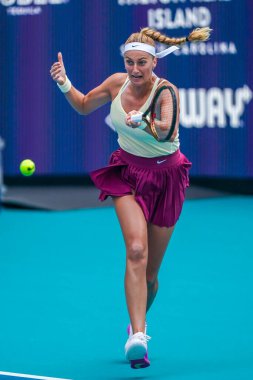 MIAMI GARDENS, FLORIDA - 31 Mart 2023: Çek Cumhuriyeti 'nden Petra Kvitova, Romanya' dan Sorana Cirstea ile oynadığı 2023 Miami Açık 'taki Miami Gardens, Florida, ABD' deki Hard Rock Stadyumu 'nda oynanan yarı final karşılaşmasında