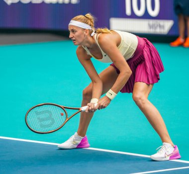 MIAMI GARDENS, FLORIDA - 31 Mart 2023: Çek Cumhuriyeti 'nden Petra Kvitova, Romanya' dan Sorana Cirstea ile oynadığı 2023 Miami Açık 'taki Miami Gardens, Florida, ABD' deki Hard Rock Stadyumu 'nda oynanan yarı final karşılaşmasında