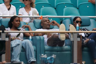 MIAMI GARDENS, FLORIDA - 1 APRIL 2023: Milan Tyson, Mike Tyson ve Lakiha Spicer, 2023 Miami Açık 'taki Hard Rock Stadyumu, Miami Gardens, Florida, ABD