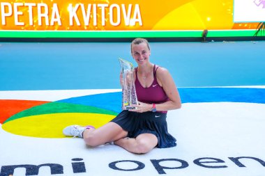 MIAMI GARDENS, FLORIDA - 1 APRIL 2023: Çek Cumhuriyeti 'nden Petra Kvitova, 2023 Miami Açık bayanlar tekler final maçında Elena Rybakina' yı mağlup ettikten sonra şampiyonlar kupasına poz verdi 