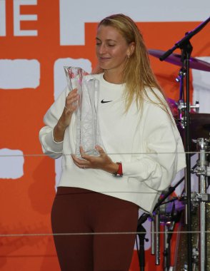 MIAMI GARDENS, FLORIDA - 1 APRIL 2023: Çek Cumhuriyeti 'nden Petra Kvitova, 2023 Miami Açık bayanlar tekler final maçında Elena Rybakina' yı mağlup ettikten sonra şampiyonlar kupasına poz verdi 