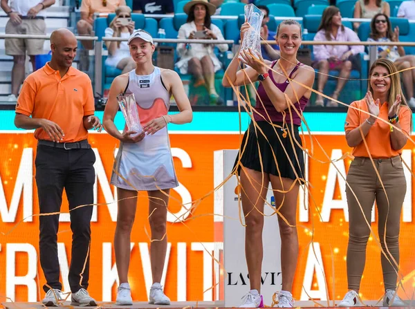 Miami Gardens Florida April 2023 在2023年迈阿密公开赛的女子单打决赛中击败Elena Rybakina后 捷克共和国的Petra Kvitova获得冠军奖杯 — 图库照片