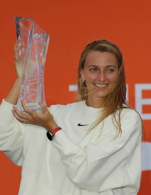 MIAMI GARDENS, FLORIDA - 1 APRIL 2023: Çek Cumhuriyeti 'nden Petra Kvitova, 2023 Miami Açık bayanlar tekler final maçında Elena Rybakina' yı mağlup ettikten sonra şampiyonlar kupasına poz verdi 