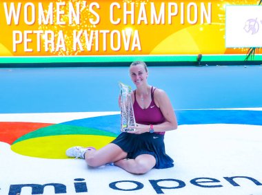 MIAMI GARDENS, FLORIDA - 1 APRIL 2023: Çek Cumhuriyeti 'nden Petra Kvitova, 2023 Miami Açık bayanlar tekler final maçında Elena Rybakina' yı mağlup ettikten sonra şampiyonlar kupasına poz verdi 