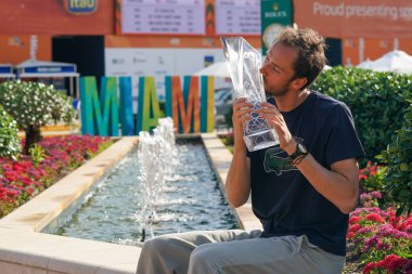 MIAMI GARDENS, FLORIDA - 2 APRIL 2023: Rusya 'dan Daniil Medvedev, 2023 Miami Açık, Miami Açık, Florida, ABD' deki Hard Rock Stadyumu 'nda oynanan erkekler tekler finalinde İtalyan Jannik Sinner' ı mağlup ettikten sonra şampiyonlar kupasına poz verdi.