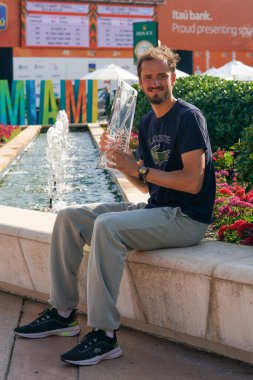 MIAMI GARDENS, FLORIDA - 2 APRIL 2023: Rusya 'dan Daniil Medvedev, 2023 Miami Açık, Miami Açık, Florida, ABD' deki Hard Rock Stadyumu 'nda oynanan erkekler tekler finalinde İtalyan Jannik Sinner' ı mağlup ettikten sonra şampiyonlar kupasına poz verdi.