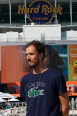 MIAMI GARDENS, FLORIDA - APRIL 2, 2023: 2023 Miami Open, Miami Gardens, Florida, ABD 'deki Hard Rock Stadyumu' nda oynanan erkekler final maçında İtalyan Jannik Sinner 'ı mağlup eden Rus Daniil Medvedev