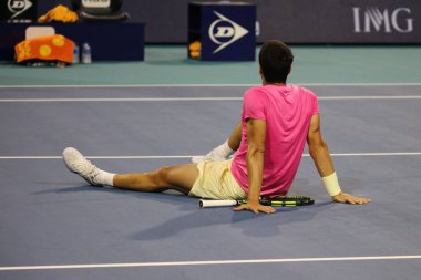 MIAMI GARDENS, FLORIDA - 31 Mart 2023: İspanya 'dan Carlos Alcaraz, 2023' te Miami Açık 'ta Miami Gardens, Florida, ABD' deki Hard Rock Stadyumu 'nda oynanan yarı final karşılaşmasında